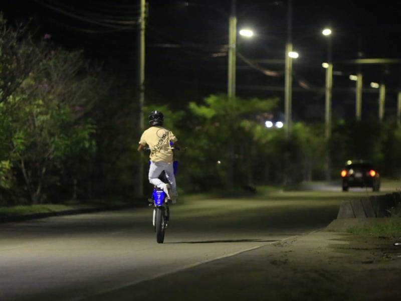 Este joven ejecuta una maniobra temeraria a una velocidad peligrosa.