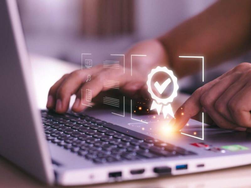 La verificación desempeña un papel clave en la lucha contra la desinformación al analizar afirmaciones públicas y contenidos para confirmar su veracidad con base en datos y fuentes confiables.