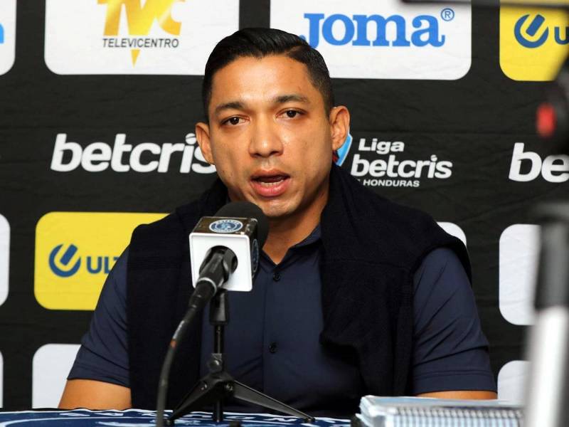 Emilio Izaguirre, director deportivo del Motagua, en rueda de prensa.