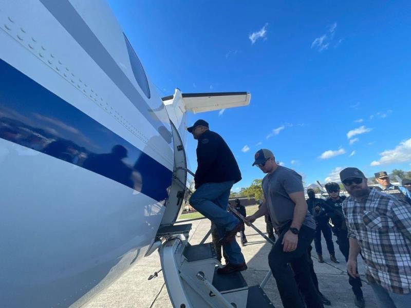 Midence Oquelí Martínez cuando era extraditado a Estados Unidos en 2023.