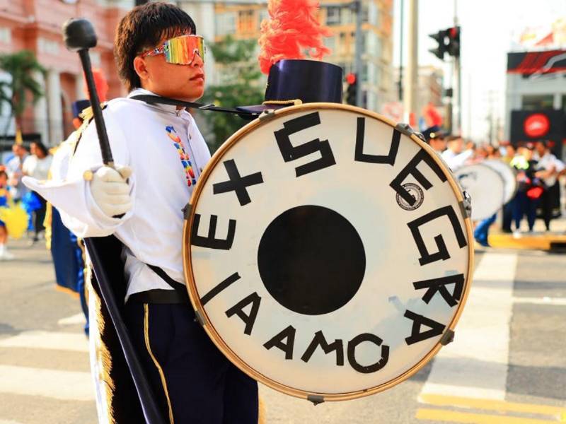 El humor no faltó en el desfile patrio ya que un pequeño músico llamó la atención con un mensaje escrito en su tambor que decía: “Exsuegra, la amo”, provocando sonrisas entre los presentes.