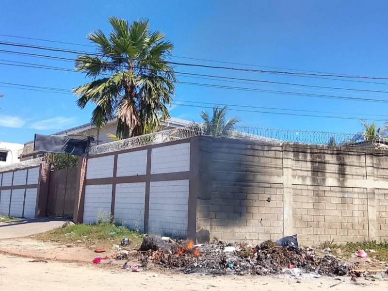 Las hermanas denunciaron que la madrugada del sábado personas desconocidas quemaron basura y dañaron el muro.