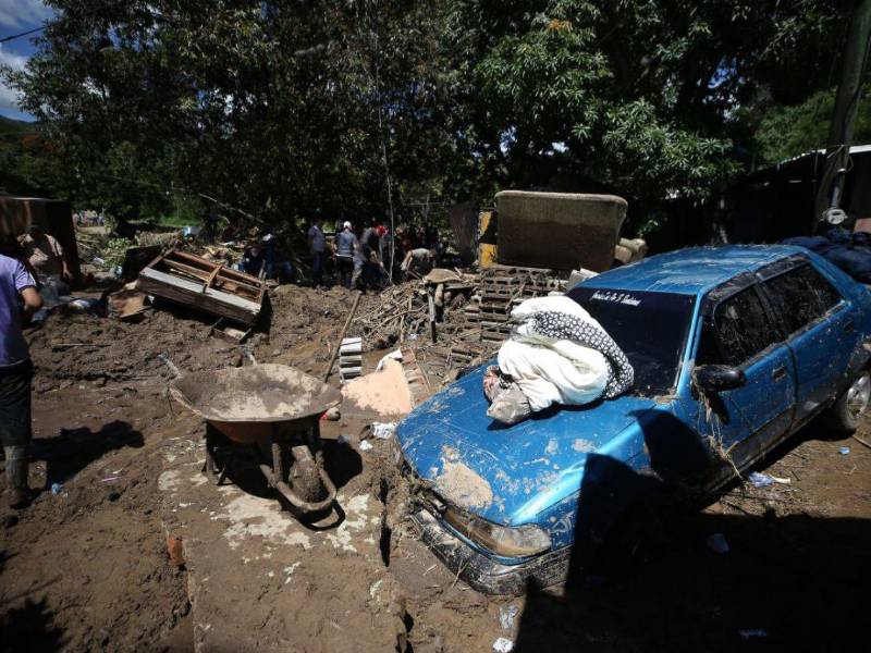 Las corrientes embravecidas inundaron calles y viviendas, dejando a su paso daños materiales incalculables.