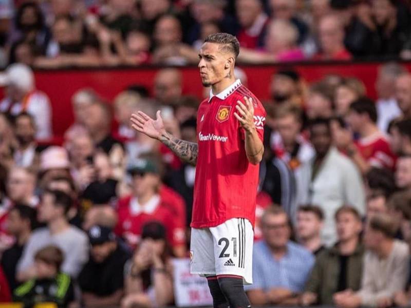 Antony se desempeña como extremo zurdo en el Manchester United.