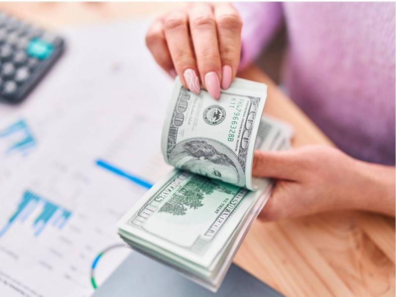 El precio de venta del dólar podría superar los 27 lempiras entre septiembre y octubre, según analistas económicos.