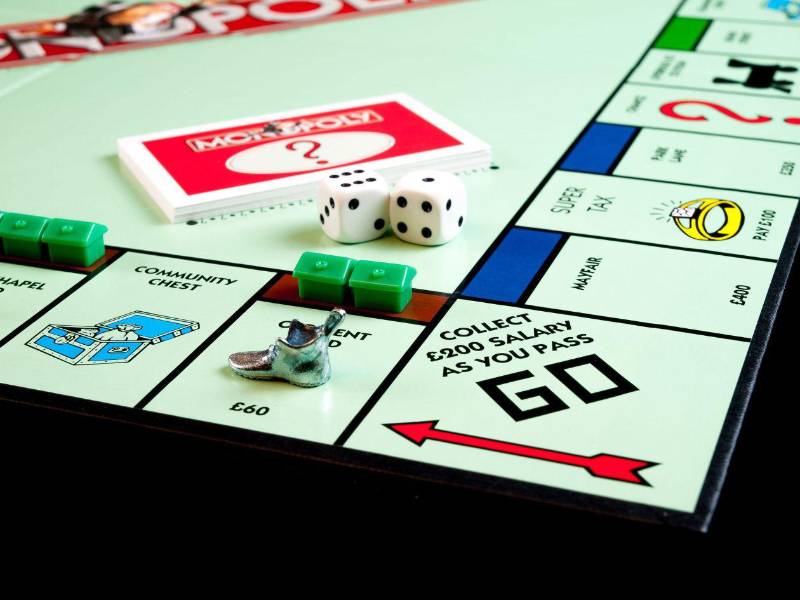 ¿Tiene lo necesario para convertirse en un magnate inmobiliario y dejar en bancarrota a sus rivales? Netflix llevará el popular juego de mesa Monopoly al mundo de los realities con una competencia a escala real que entregará un premio de 2 millones de dólares.