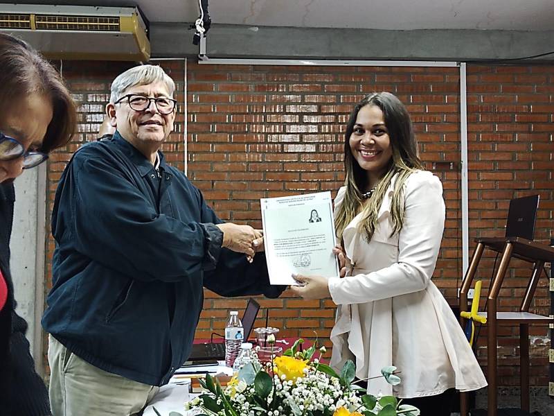 La madre de 40 años alzó su título de abogada en la Universidad Católica de Honduras en La Ceiba.