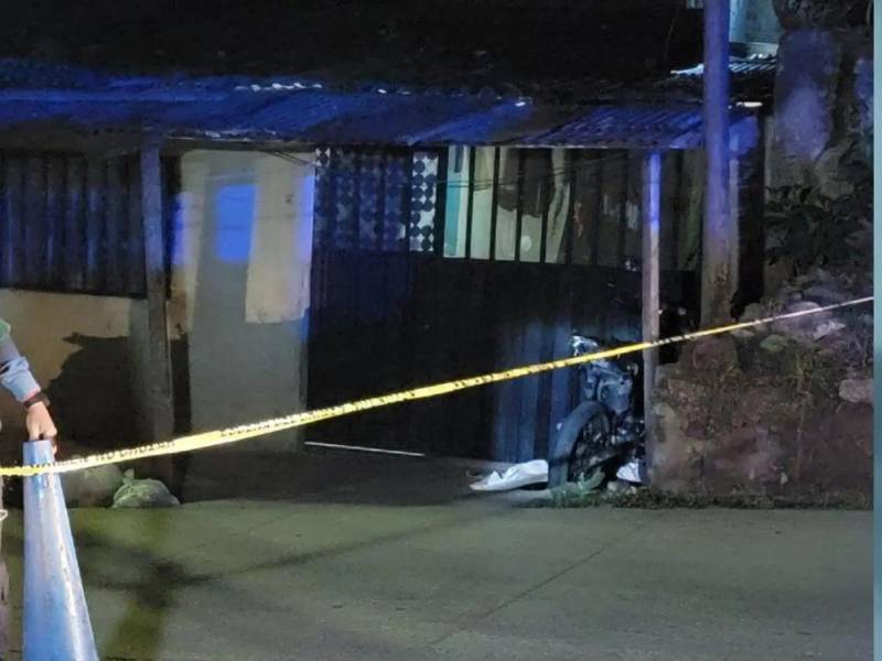 El cuerpo quedó tendido frente al portón de la vivienda, junto a una motocicleta que se encontraba en el lugar.