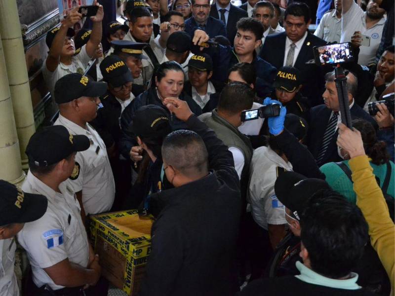 Entre forcejeos con magistrados, la cuestionada fiscalía de Guatemala incautó este sábado las actas de las pasadas elecciones.