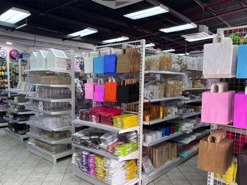 La tienda ofrece utensilios, organizadores, papelería y artículos para toda la familia.