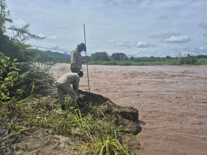 Bomberos realizan monitoreo de aguas en el río Ulúa en Santa Bárbara.