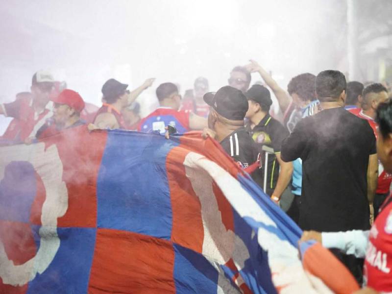 Aficionados del Xelajú se toman el estadio Morazán y han armado una fiesta en las afueras del recinto deportivo.
