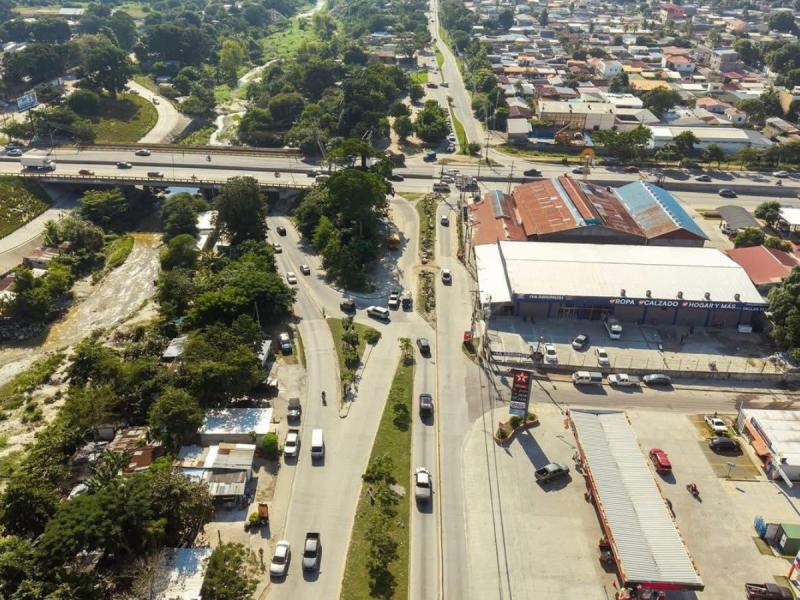 En este cruce se construirá el túnel para dar fluidez al tráfico en todo el bulevar, pues se forma un embudo sobre todo en horas pico.