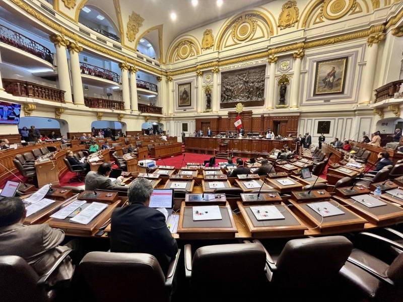 Vista del Congreso de Perú, que muestra la sala donde se reúnen los parlamentarios.