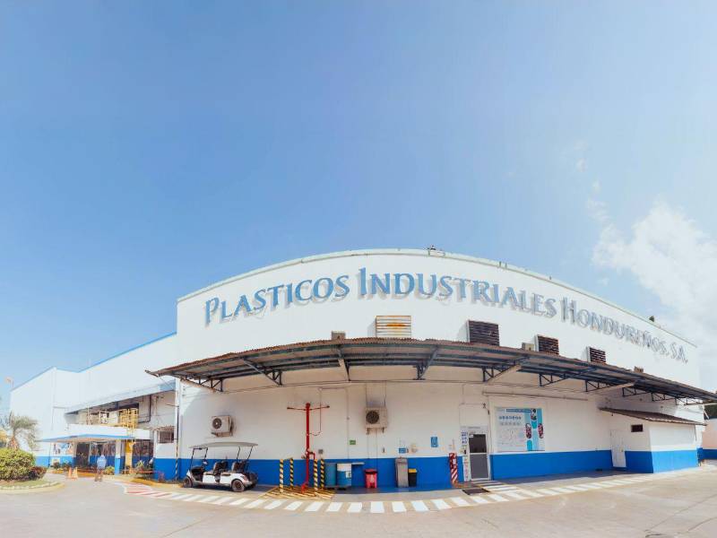 Plásticos Industriales Hondureños (PLIHSA) es una de las principales fabricantes de tapa corona para la industria de bebidas de la región y desarrolla soluciones de inyección plástica.