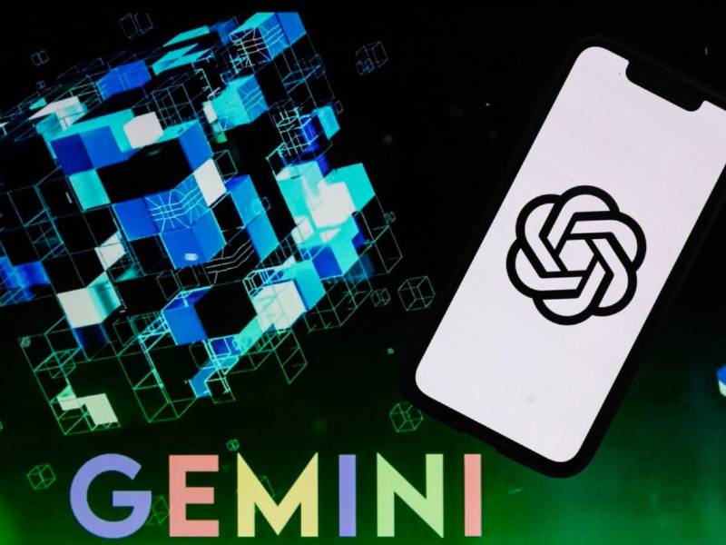 Fotografía de archivo de una ilustración que muestra un teléfono móvil con el logotipo de Open AI y Chat GPT de Microsoft Corporation sobre una pantalla que muestra las letras Google Gemini, en Los Ángeles (EE.UU.)