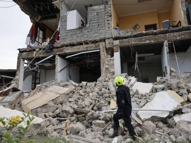Un socorrista observa una edificación afectada por el terremoto de magnitud 7,7 que sacudió el sureste de Panamá, en Penonomé.