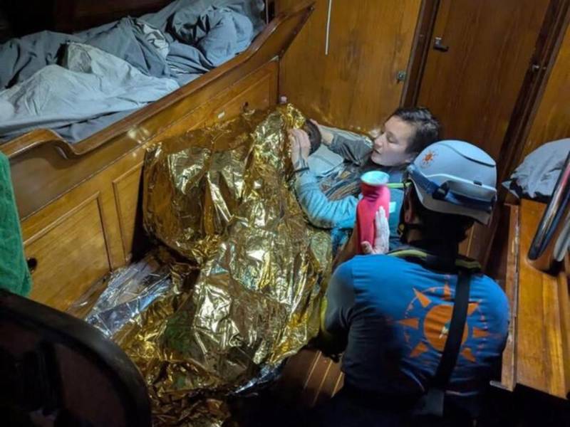 Yasmine, una niña de 11 años, logró sobrevivir tres días a la deriva en alta mar frente a las costas de Sierra Leona. La embarcación en la que viajaba partió desde Túnez con 45 personas, incluidos sus familiares, hasta ahora, ella es la única sobreviviente confirmada.