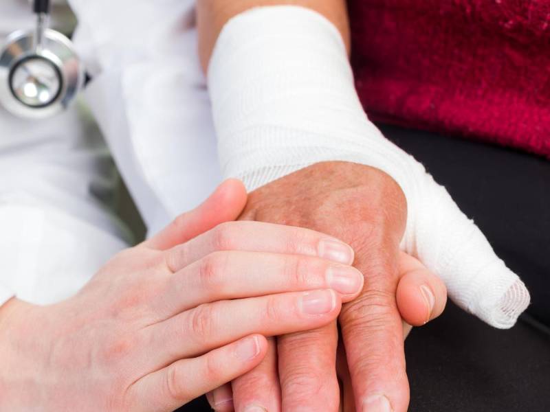 La madre sufrió mutilación de sus dedo pulgar