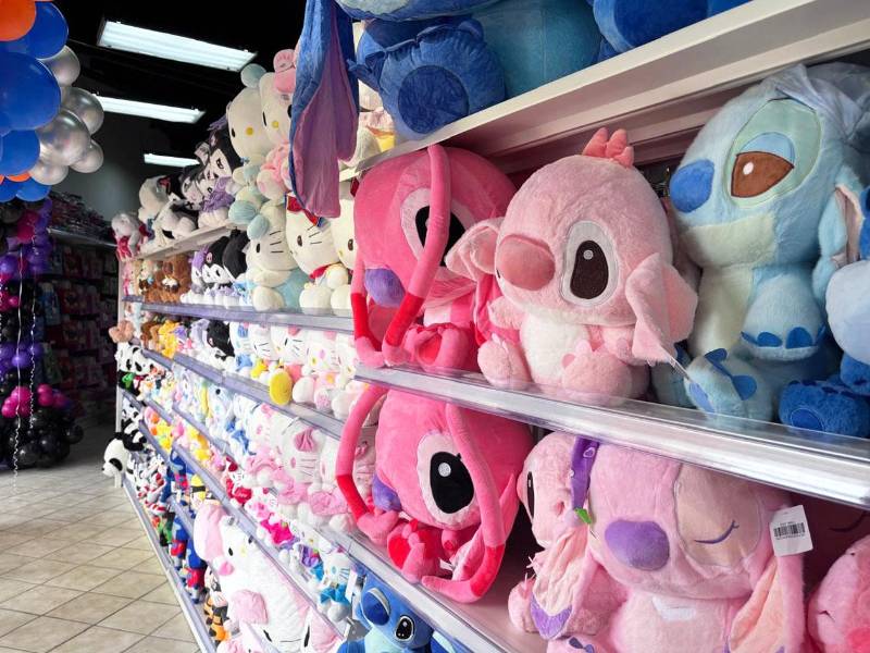 La sección de juguetería ofrece peluches, juegos didácticos y detalles para regalar.