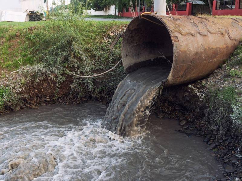 La contaminación por las aguas residuales en San Pedro Sula cada día es peor. La gráfica muestra una realidad de los ríos y canales en la ciudad donde las aguas caen crudas, sin ningún tratamiento.