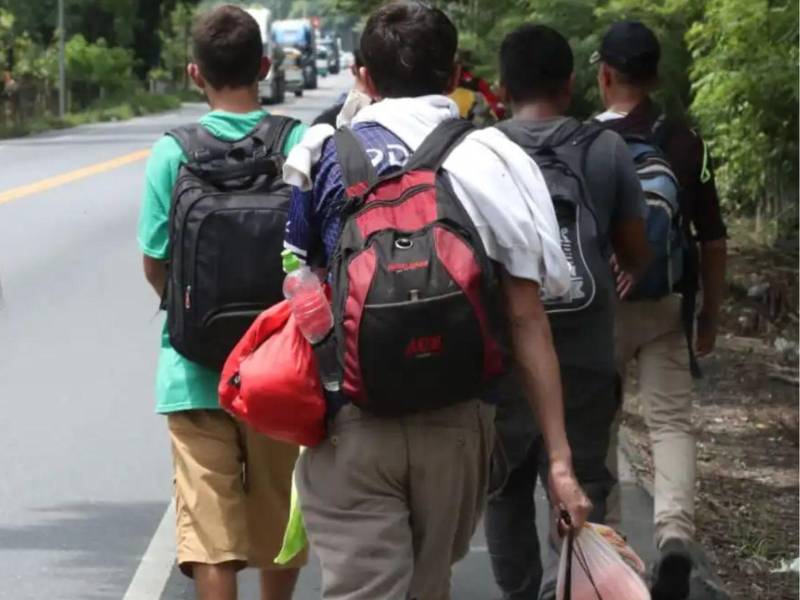 Un grupo de migrantes hondureños avanza por Morales, Izabal, en su recorrido hacia México.