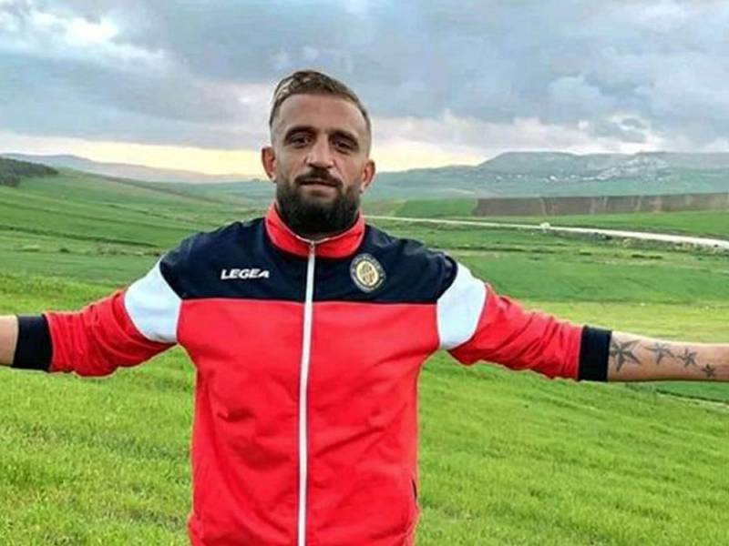 El futbolista profesional tunecino Nizar Issaoui se prendió fuego en medio de una protesta y murió.