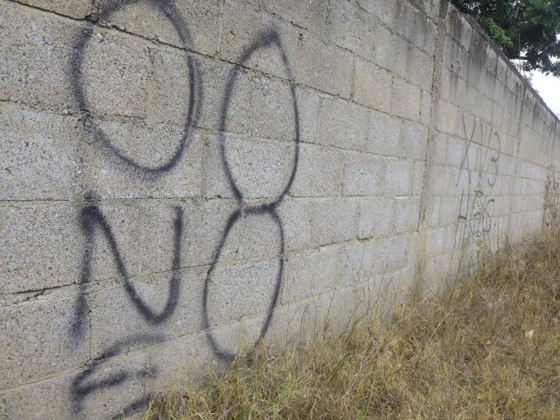 Escrituras distintivas que la Pandilla 18 usa para marcar territorio. Esta está plasmada en la colonia Ebenezer en una de las cuatro fronteras.