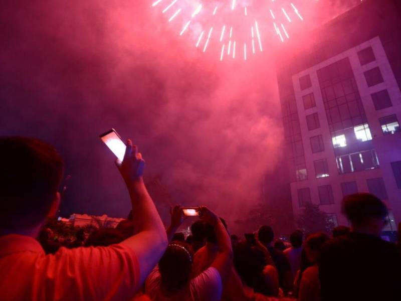 Como todos los años desde hace décadas, el Banco del País (Banpaís), realizó su tradicional show de luces en presencia de centenar de personas de San Pedro Sula y municipios aledaños.