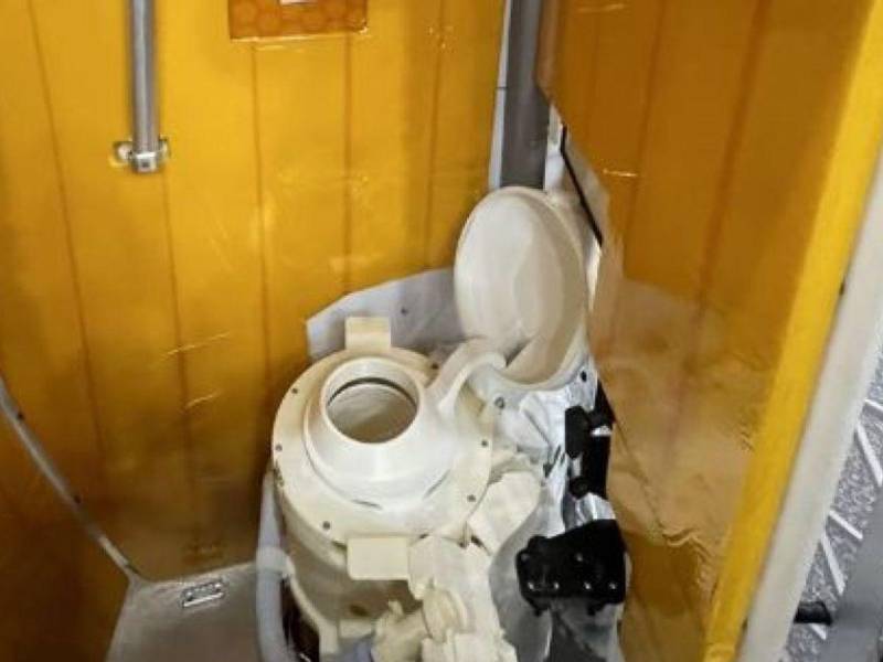 A esa falla se sumó otro episodio aún más incómodo: un olor extraño proveniente del compartimento de higiene.