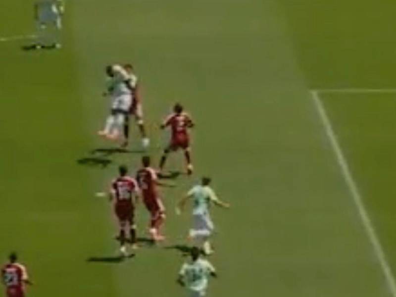 Polémica... Se revisó un posible fuera de juego de Suiza antes de la falta penal.