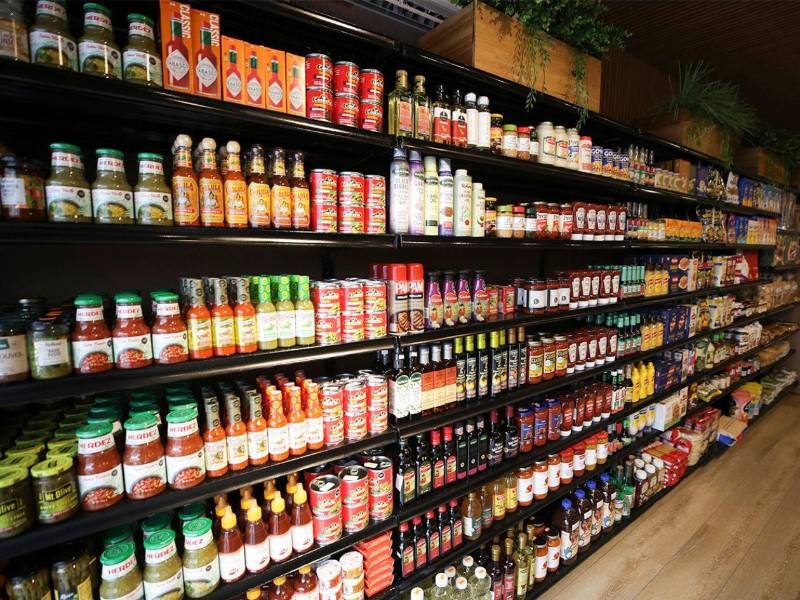 Complementa tu asado con una variedad de salsas y especias de alta calidad.