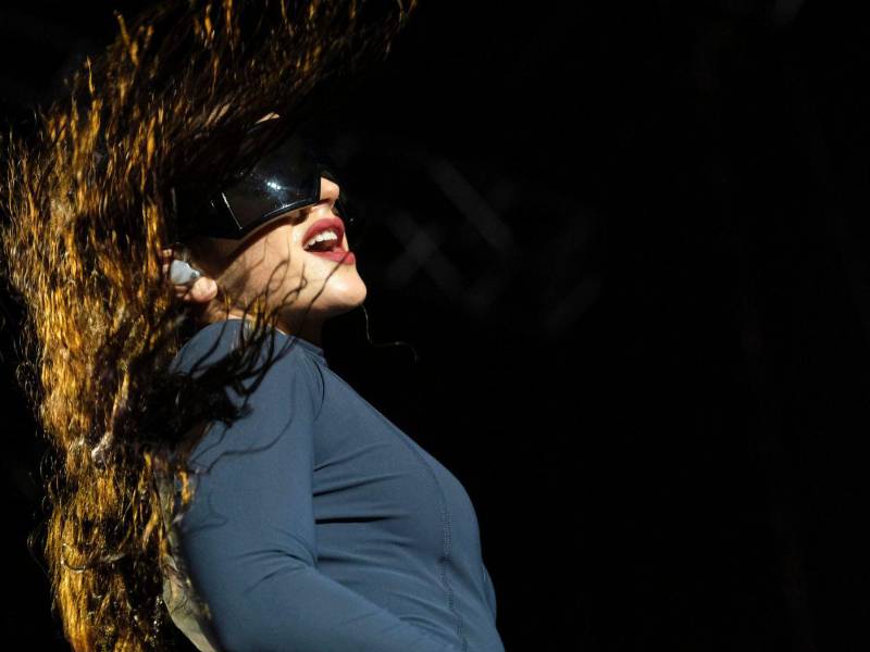 Cuando en el siglo XX la música pop explotó como fenómeno mundial profano, el vínculo no desapareció, solo se transformó. Del catolicismo al hinduismo, del pop a la bachata o el folk, el deseo de trascender se ha materializado en estos años en casi tantas formas como confesiones religiosas y estilos musicales hay, con ejemplos como los siguientes.