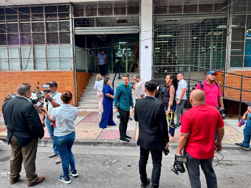 <b><span class=mln_uppercase_mln>solidarios.</span></b> Directivos del CPH y periodistas de la zona acompañaron a los colegas a denunciar.