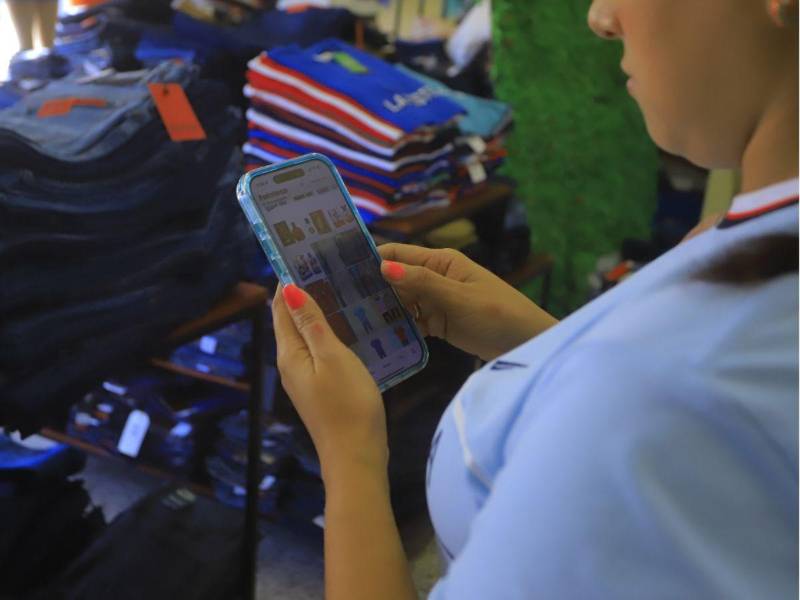 Para los negocios formales e informales, las redes sociales y WhatsApp se han convertido en herramientas fundamentales para promocionar y vender sus productos.