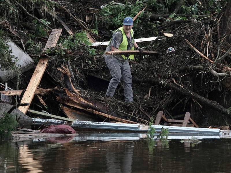 Equipos de búsqueda revisan la vegetación y los escombros a lo largo del río Guadalupe en Hunt.