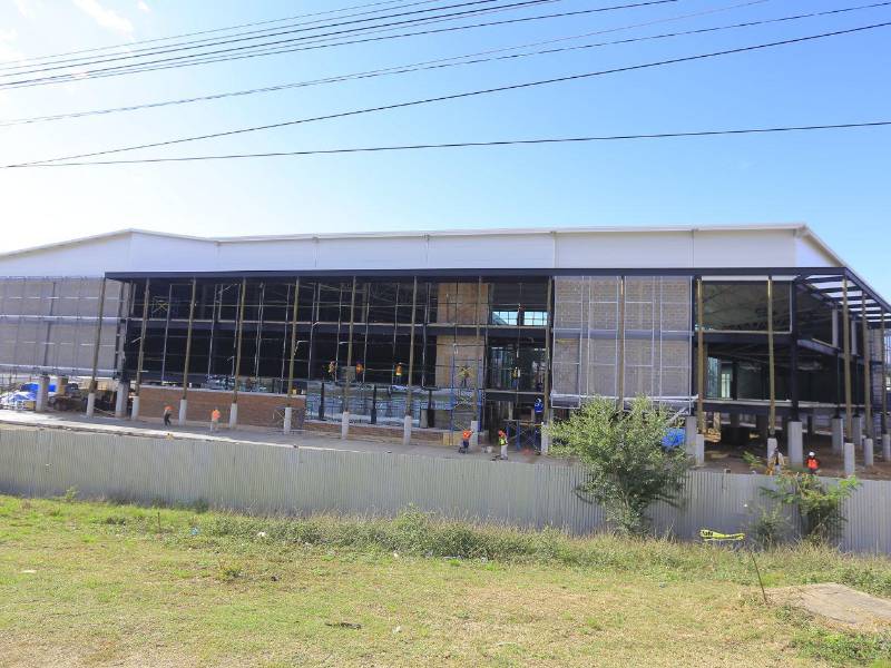 Inversionistas nacionales y extranjeros invierten en construcción de centros comerciales, supermercados, bodegas y otros negocios.