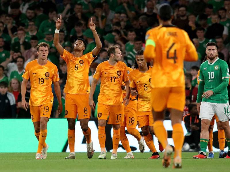 Países Bajos logró una victoria sobre Irlanda que le permite mantenerse segundo en el Grupo B, cuando los dos primeros de cada llave se clasifican.