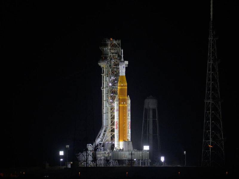 Fotografía cedida por la NASA donde se muestra el cohete del Sistema de Lanzamiento Espacial (SLS) y la nave espacial Orion de la misión Artemis II.