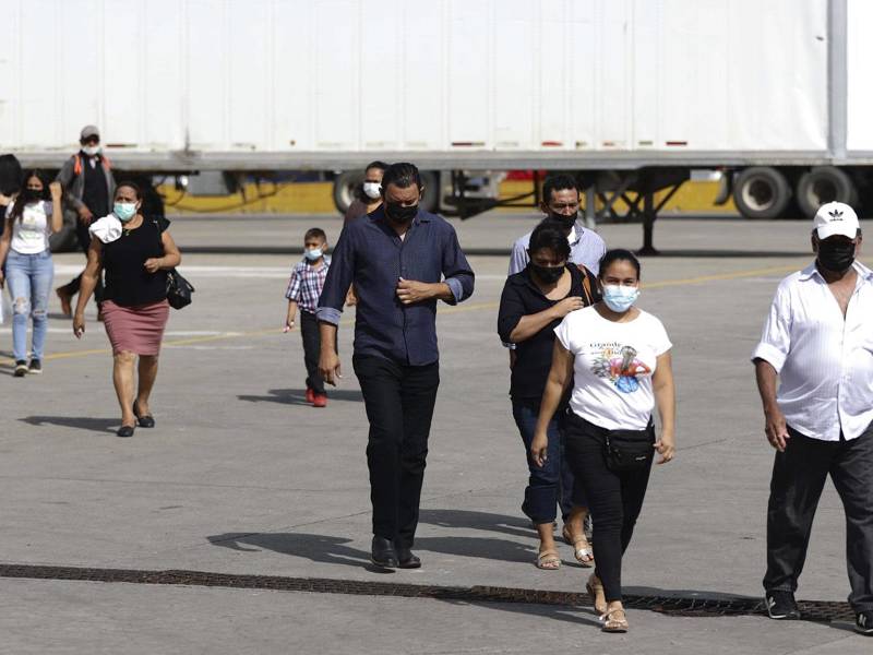 Un grupo de retornados en su llegada al Centro de Atención al Migrante.