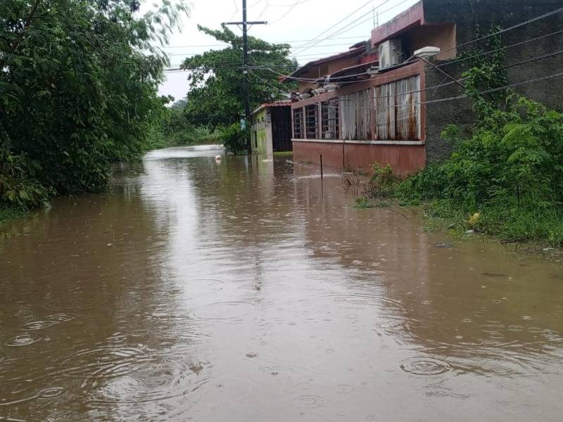 Calles anegadas en Buena Inversión tras el desbordamiento del río Bermejo, mientras los pobladores esperan apoyo de las autoridades.