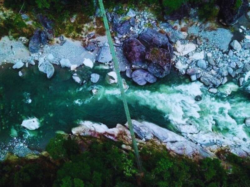 Para quienes buscan huir del calor con un toque de adrenalina, la <b>cuenca del río Cangrejal</b> es el lugar. Las actividades estrella para este verano incluyen, rafting, senderismo y también cabañas del bosque a pocos minutos de La Ceiba.