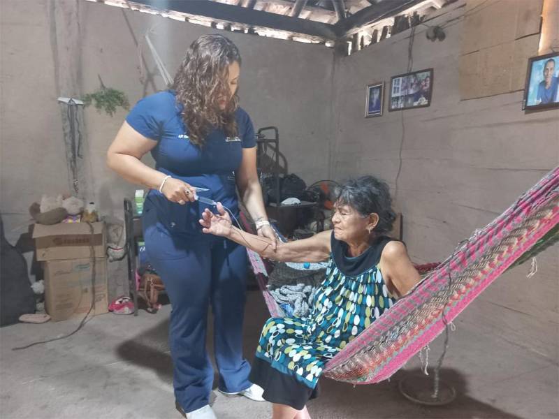 El equipo médico del programa realiza visitas, brindando atención integral a familias necesitadas.