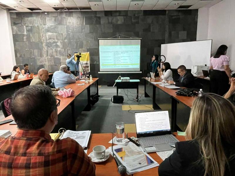 <b><span class=mln_uppercase_mln>etapa.</span></b> Con el cierre del proceso de revisión, la Junta Nominadora comenzará la fase de investigación de los candidatos.<span class=mln_uppercase_mln> </span>