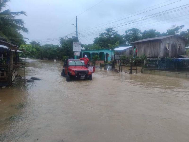 La comunidad Atenas de San Cristóbal, en el municipio de Arizona, Atlántida, quedó bajo el agua y sus habitantes tuvieron que ser trasladados a albergues.