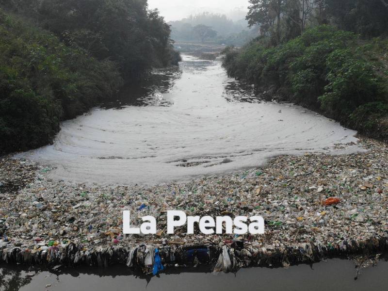 Durante sus recorridos por la cuenca, equipos de LA PRENSA documentaron cómo toneladas de residuos llegan al río Las Vacas y continúan su trayecto hacia el Motagua y el Caribe.