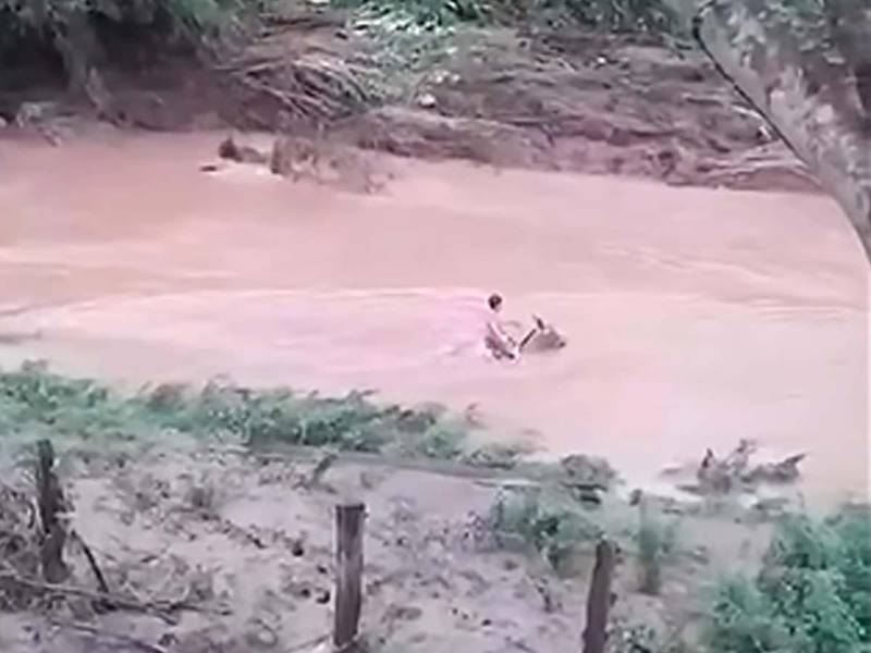 Joven desaparece tras ser arrastrado por corriente del río Patuca en Olancho.