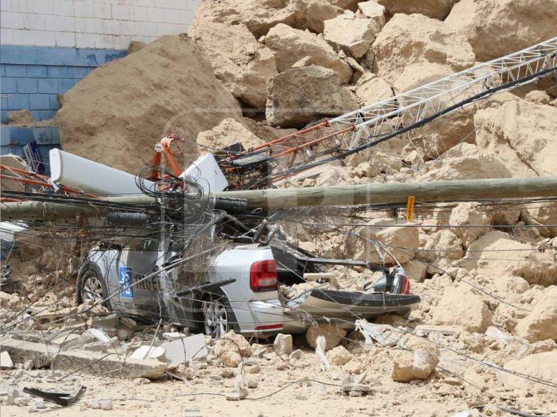 Un derrumbe de grandes proporciones ocurrido la mañana de este martes en el anillo periférico de Tegucigalpa mantiene en alerta a los cuerpos de socorro, luego de que toneladas de tierra y piedras cayeran sobre varias bodegas ubicadas en la zona.