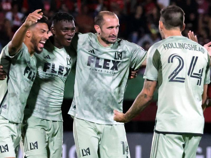Jugadores de Los Ángeles FC, entre ellos Giorgio Chiellini, celebrando un gol de Denis Bouanga.