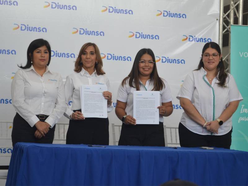 La mesa principal estuvo integrada por las representantes de Diunsa: Gladys Ramírez, gerente de RSE; y Diana Faraj de Larach, directora de RSE. En representación de Voces Vitales de Honduras: Sully Pacheco, directora ejecutiva; e Isis Durón, gerente de Programas.